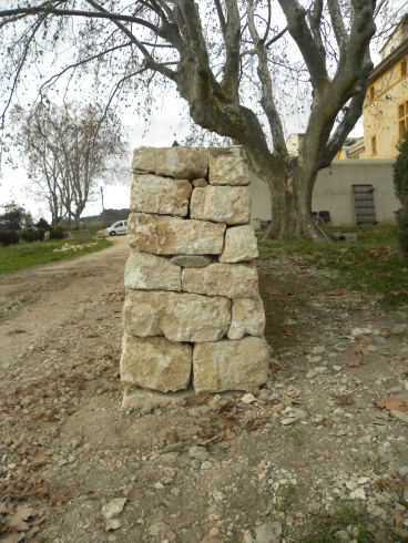 Mur en double parement et escalier en pierre sèche réalisés au domaine de Calavon | Mur en pierre sèche traditionnel