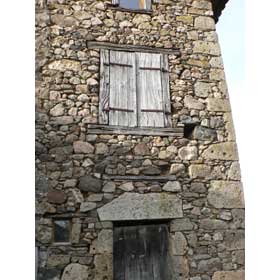 Une image contenant bâtiment, pierre, brique, extérieur Description générée automatiquement