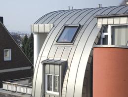 Une image contenant bâtiment, fenêtre, propriété, plein air Description générée automatiquement